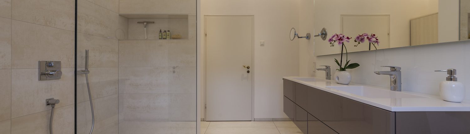 Helles Duschbad Referenz-Bad Raum und Dusche