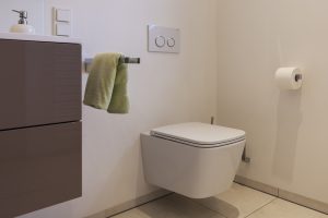 Helles Duschbad Referenz-Bad WC Toilette