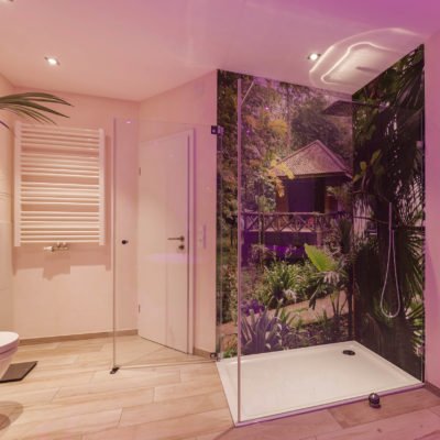 Bad-Referenzbad-die-Regenwald-Dusche-RGB-Beleuchtung-bodengleiche-Dusche-WC