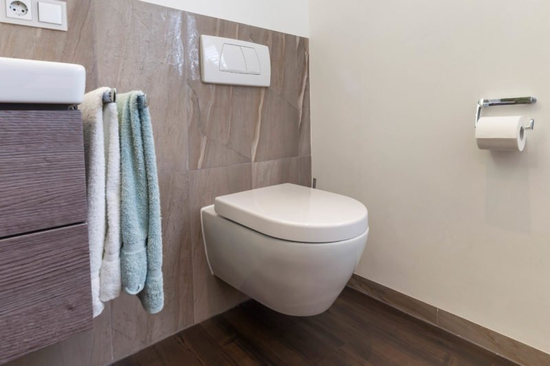 Bad-Referenzbad-marmor-und-holz-WC-Toilette-Badmöbel