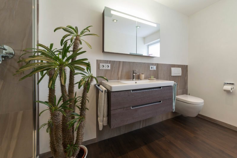 Bad-Referenzbad-marmor-und-holz-beleuchteter-Spiegelschrank-Waschtisch-Unterschrank-Badmöbel
