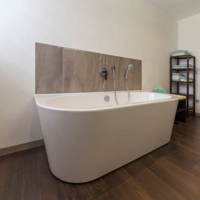 Bad-Referenzbad-marmor-und-holz-freistehende-Badewanne-Armatur