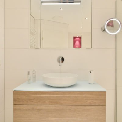 Badezimmer-pink-Waschbecken-Spiegelschrank-Badmöbel