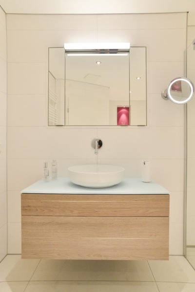 Badezimmer-pink-Waschbecken-Spiegelschrank-Badmöbel