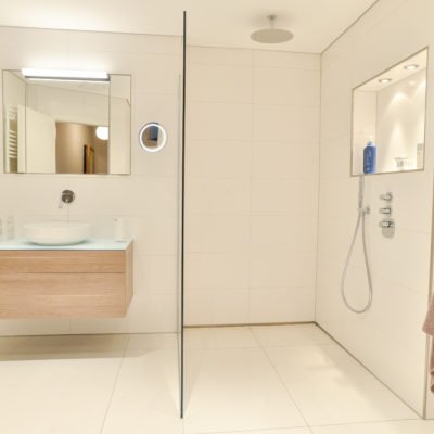 Badezimmer-pink-bodengleiche-Dusche-badmöbel-spiegelschrank
