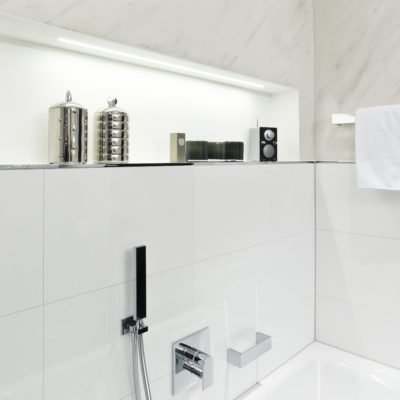 Badezimmer-weiß-Badewanne-Armatur-2