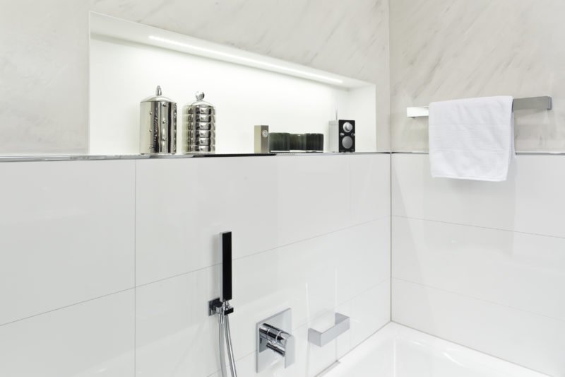 Badezimmer-weiß-Badewanne-Armatur-2