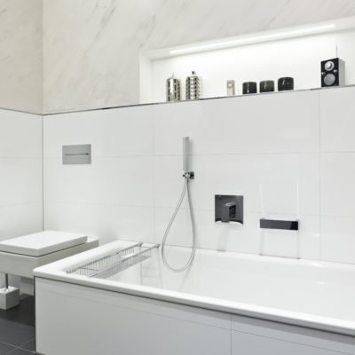 Badezimmer-weiß-Badewanne-Armatur-WC-2