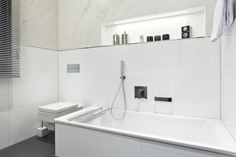 Badezimmer-weiß-Badewanne-Armatur-WC-2