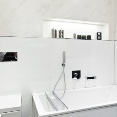Badezimmer-weiß-Badewanne-Armatur-WC