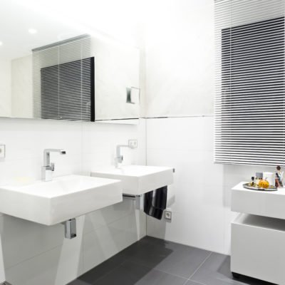Badezimmer-weiß-Doppelwaschtisch-Armatur-Spiegel