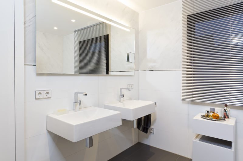 Badezimmer-weiß-Doppelwaschtisch-Armaturen-großer-Spiegel
