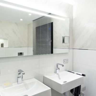 Badezimmer-weiß-Doppelwaschtisch-großer-Spiegel