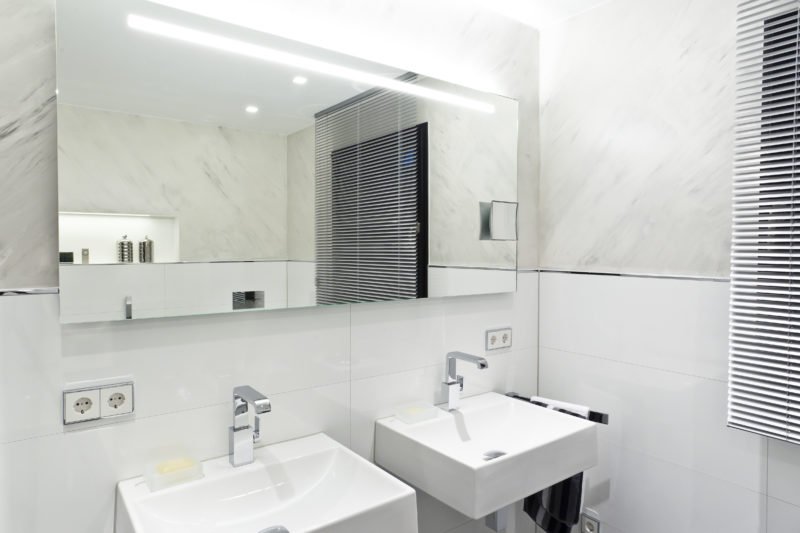 Badezimmer-weiß-Doppelwaschtisch-großer-Spiegel