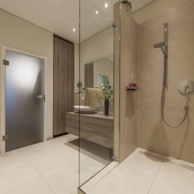 Badezimmer-wohnen-Badmöbel-Dusche-Spiegel