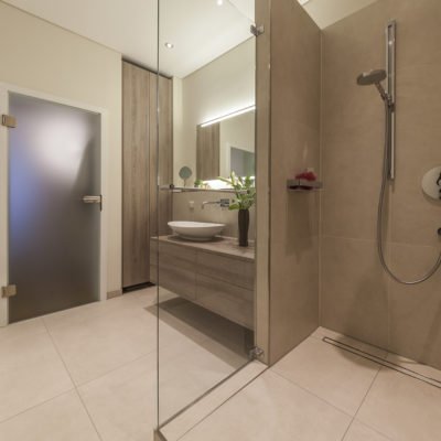 Badezimmer-wohnen-Badmöbel-Waschbecken-Dusche