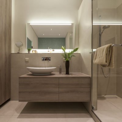 Badezimmer-wohnen-Badmöbel-Waschbecken-Dusche-Spiegel