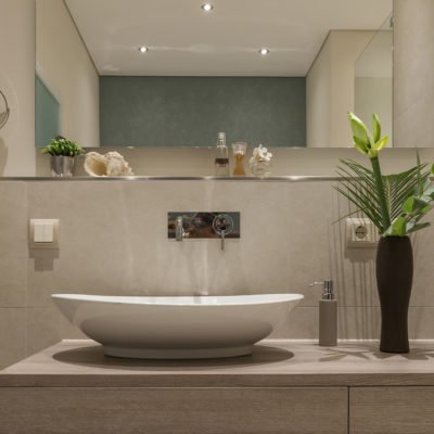 Badezimmer-wohnen-Waschbecken-Armatur-Spiegel