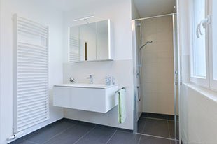Badezimmer-Fokus-bodengleiche-Dusche-Waschbecken-Spiegelschrank