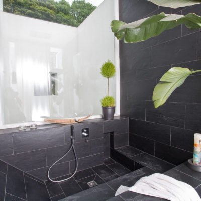 Design-im-Quadrat-Referenzbad-Badewanne