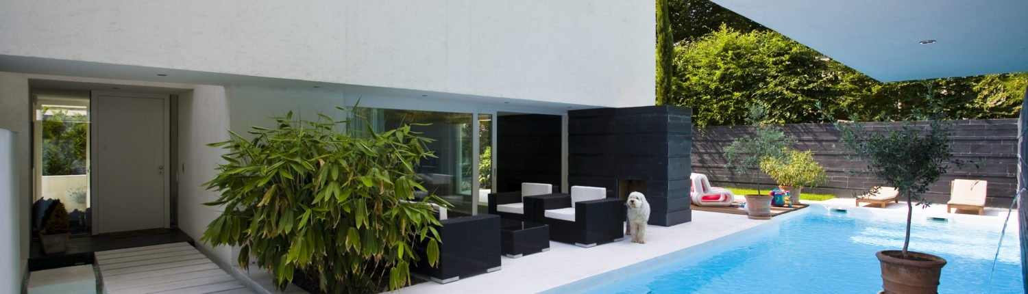 Design-im-Quadrat-Referenzbad-Schwimmbecken-Außenbereich