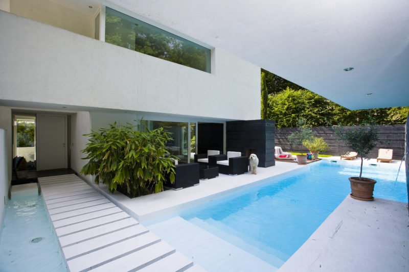 Design-im-Quadrat-Referenzbad-Schwimmbecken-Außenbereich