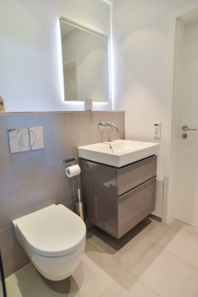 klein-und-fein-Referenz-Bad-WC-Toilette-Waschtisch-Armatur-Spiegel